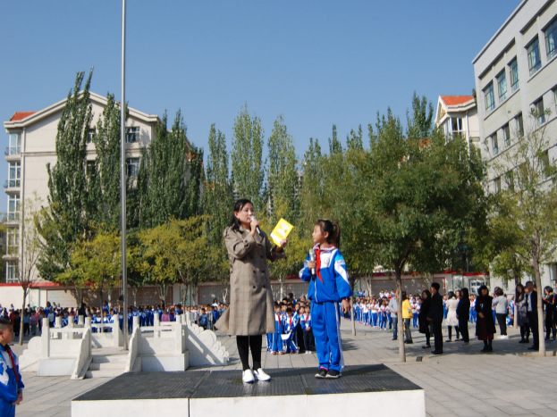 鄂尔多斯水之恩口腔医院刘元媛院长在一完小的深情演讲