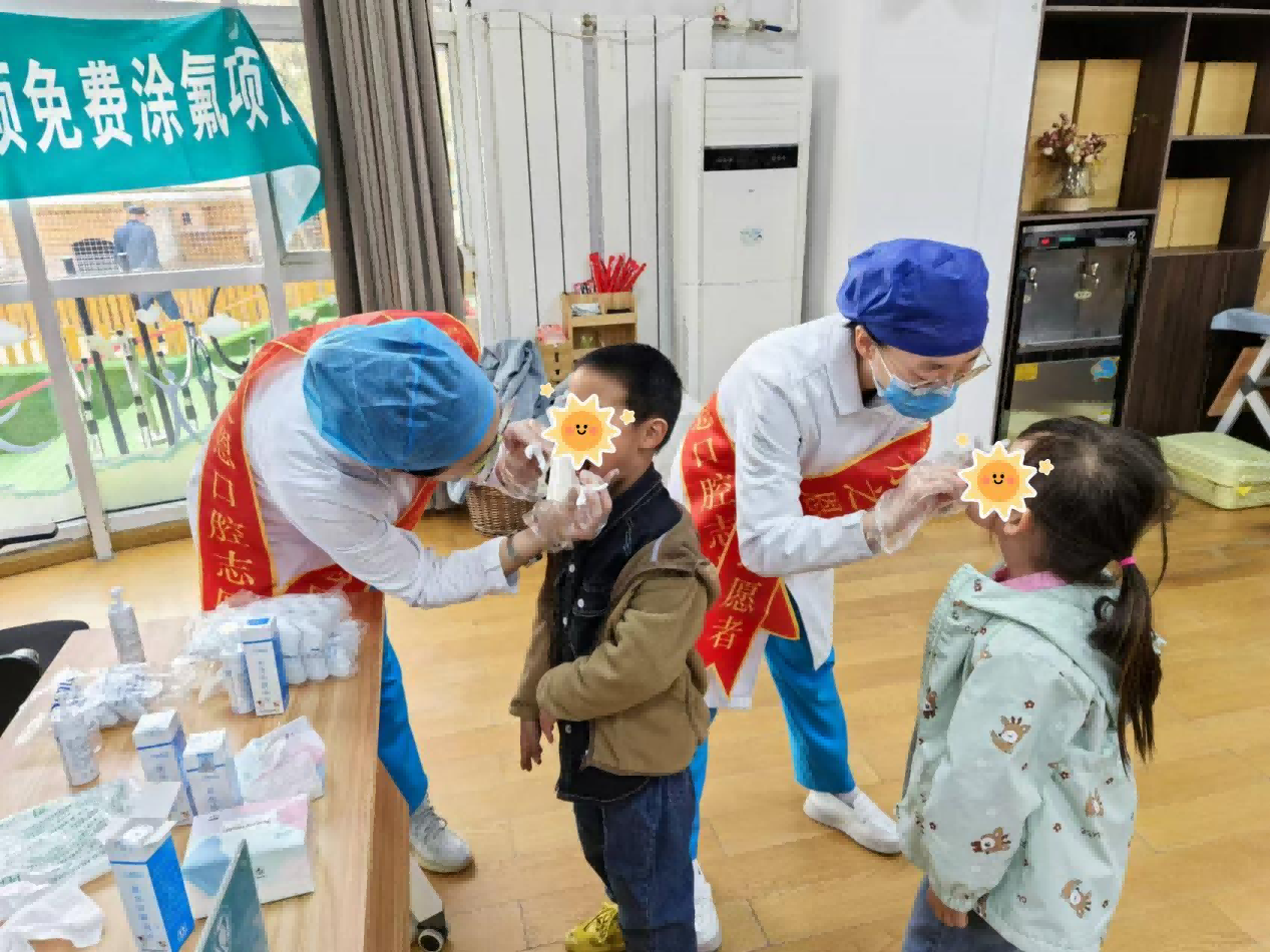 呵护灿烂微笑:鄂尔多斯水之恩口腔爱心义诊温暖康巴什第三幼儿园